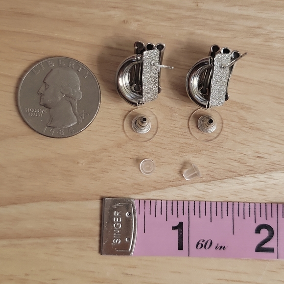 Knot Design Stud Earrings Silvertone For Pierced Ears NEW - Picture 3 of 5